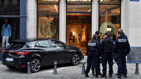 paris coup de feu à la boutique louis vuitton|Une boutique Louis Vuitton cambriolée à la voiture.